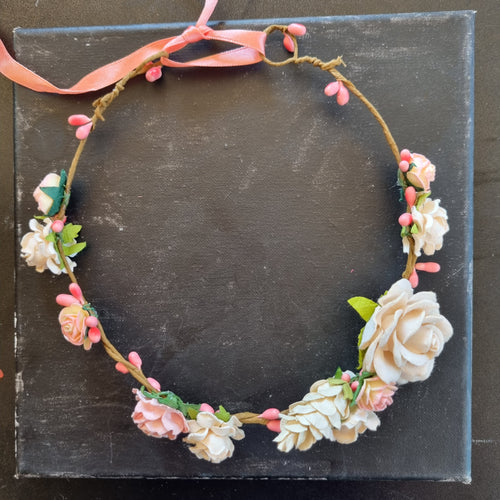 Smuk blomsterkrans i lyserød og cremehvid - Hårpynt med blomster og perler til bryllup, konfirmation og fest