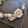 Smuk blomsterkrans i lyserød og cremehvid - Hårpynt med blomster og perler til bryllup, konfirmation og fest
