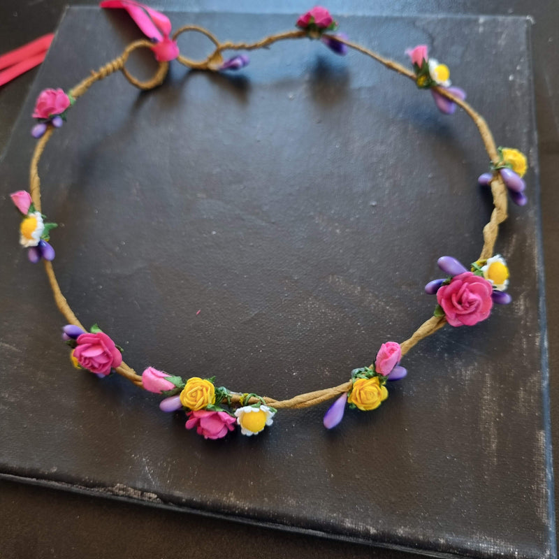 Krans med små roser - Hårpynt med blomster og perler til bryllup, konfirmation og fest