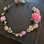 Asymmetrisk blomsterkrans med lyserøde roser - Hårpynt med blomster og perler til bryllup, konfirmation og fest