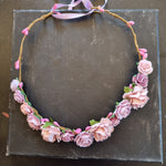 Blomsterkrans med rosa og lyselilla blomster - Hårpynt med blomster og perler til bryllup, konfirmation og fest