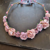 Blomsterkrans med rosa og lyselilla blomster - Hårpynt med blomster og perler til bryllup, konfirmation og fest
