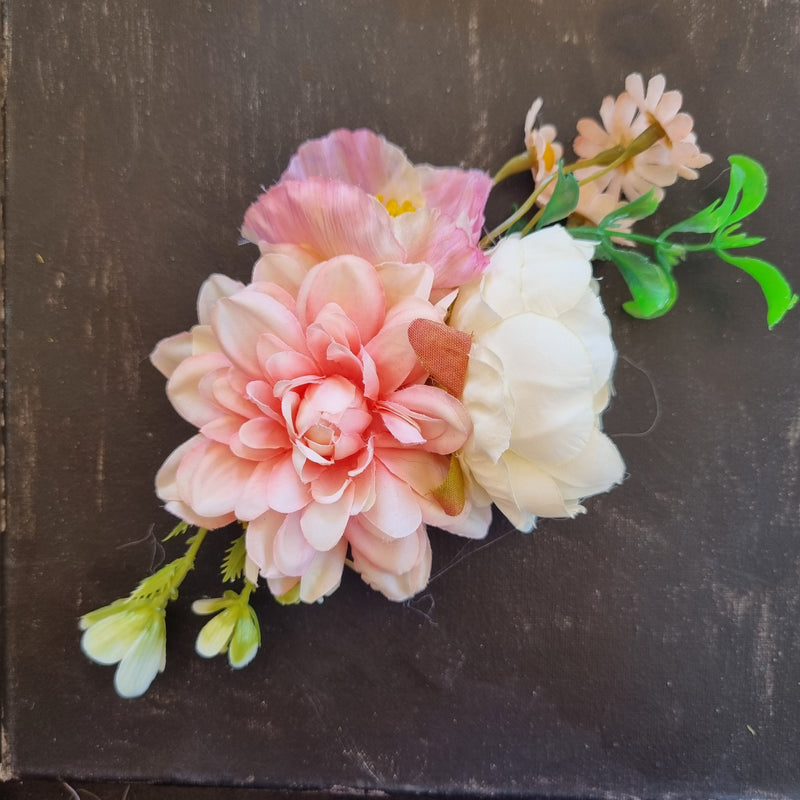 Blomsterspænde med lille dahlia - Hårpynt med blomster og perler til bryllup, konfirmation og fest