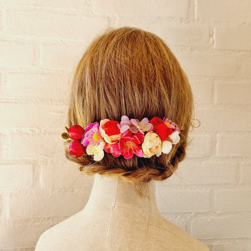 Sød blomsterkam i pink farver - Hårpynt med blomster og perler til bryllup, konfirmation og fest