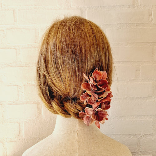 Stor hårnål med hortensia - rød/lilla - Hårpynt med blomster og perler til bryllup, konfirmation og fest