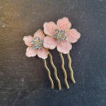Lille kam med lyserøde emaljeblomster - Hårpynt med blomster og perler til bryllup, konfirmation og fest