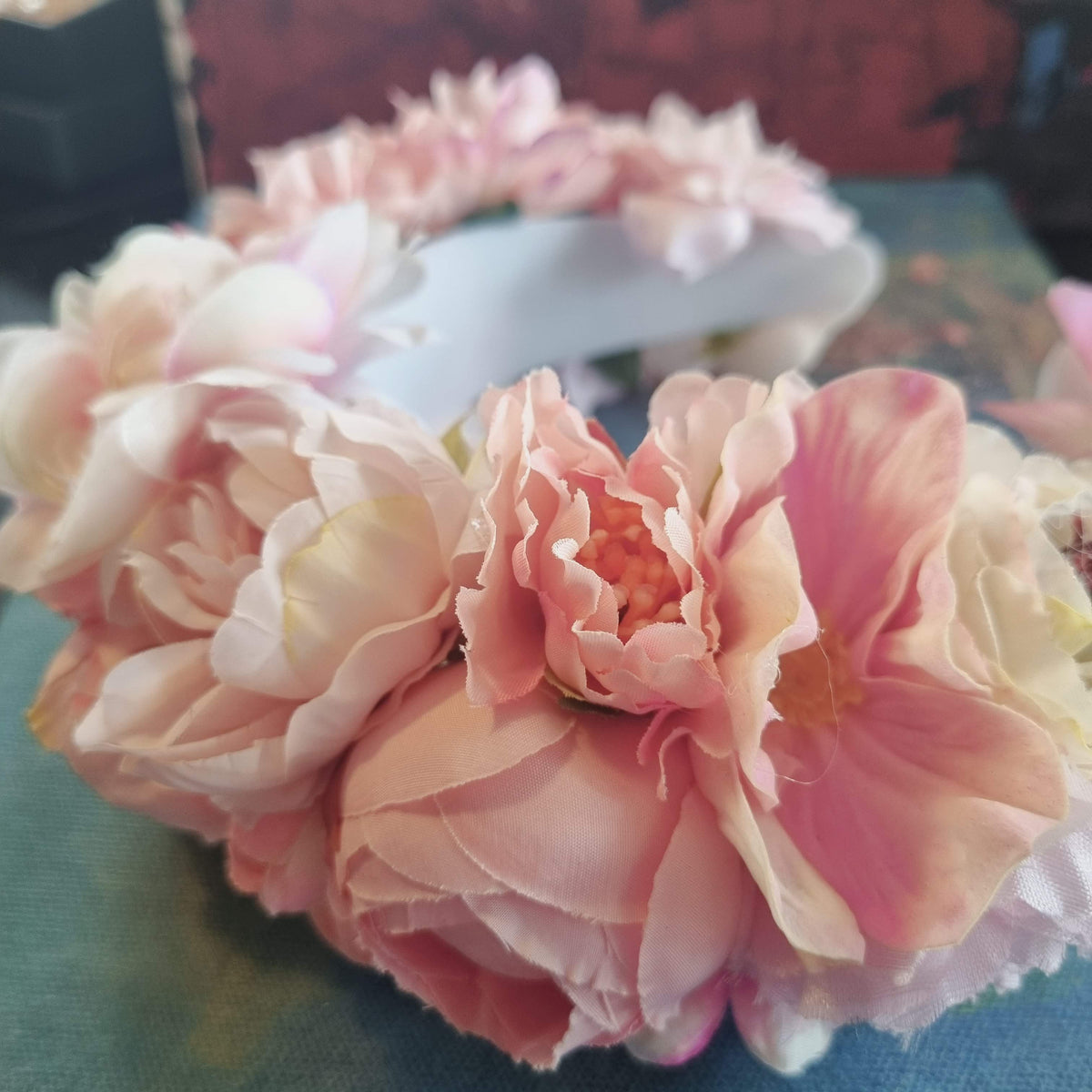 Stor lyserød blomsterkrone - Hårpynt med blomster og perler til bryllup, konfirmation og fest