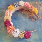 Sød blomsterkrone med 'tørrede' blomster - Hårpynt med blomster og perler til bryllup, konfirmation og fest