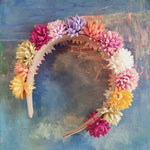 Sød blomsterkrone med 'tørrede' blomster - Hårpynt med blomster og perler til bryllup, konfirmation og fest
