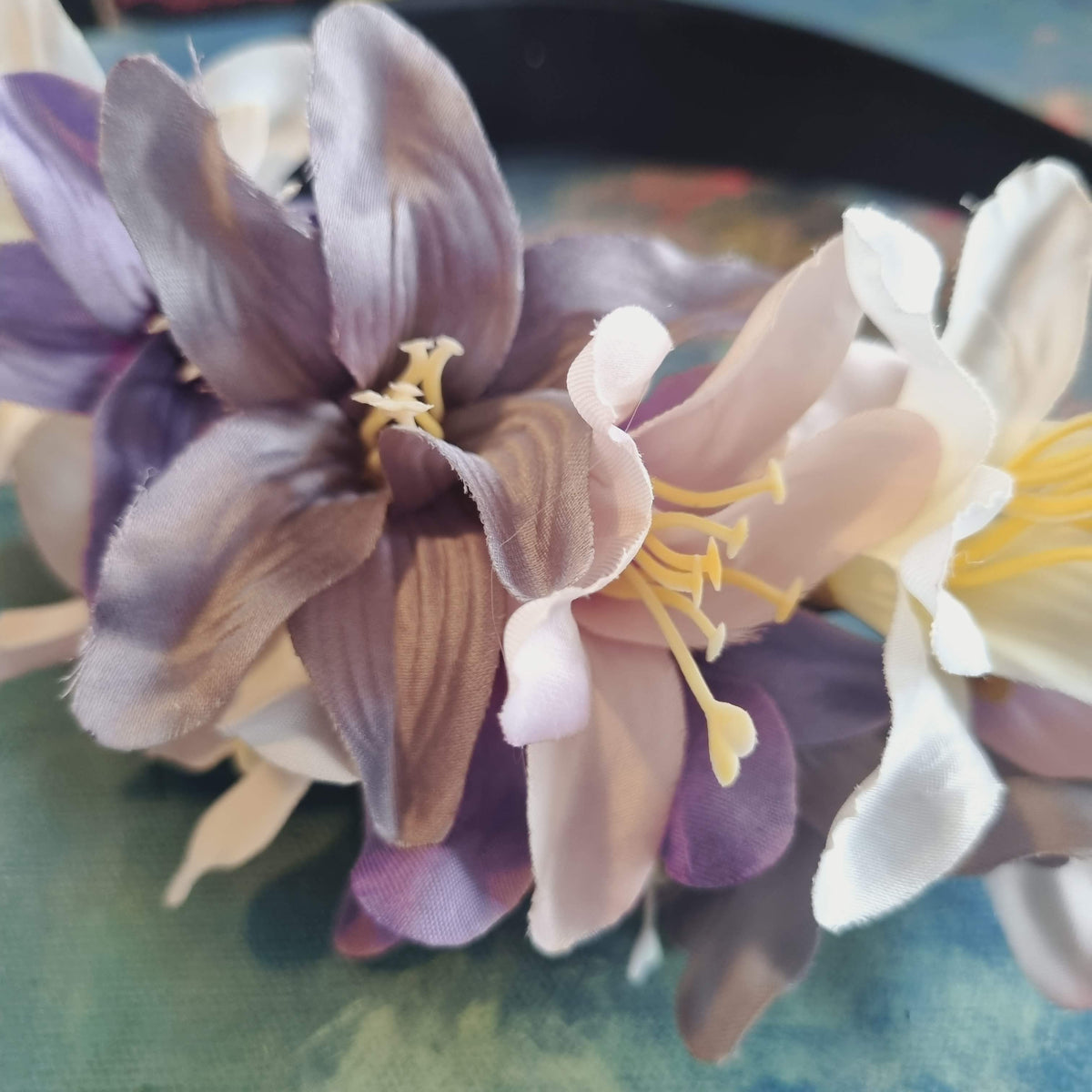 Hårbøjle med lilla liljer - Hårpynt med blomster og perler til bryllup, konfirmation og fest