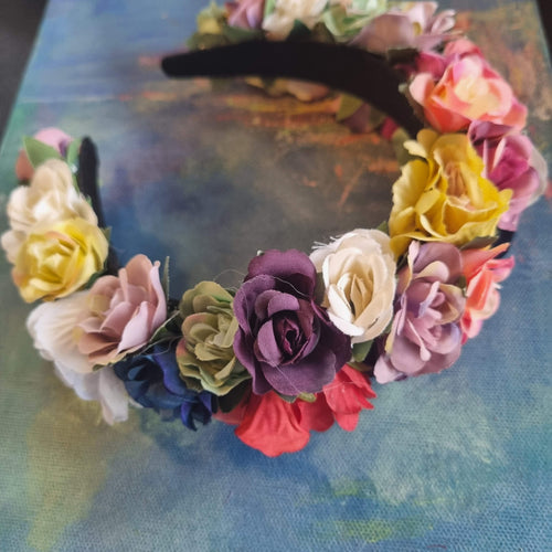 Blomsterkrone med små blomster og knopper - Hårpynt med blomster og perler til bryllup, konfirmation og fest