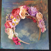Skøn krone i pink og lilla - Hårpynt med blomster og perler til bryllup, konfirmation og fest