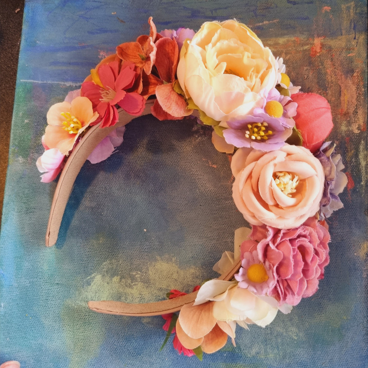 Skøn krone i pink og lilla - Hårpynt med blomster og perler til bryllup, konfirmation og fest