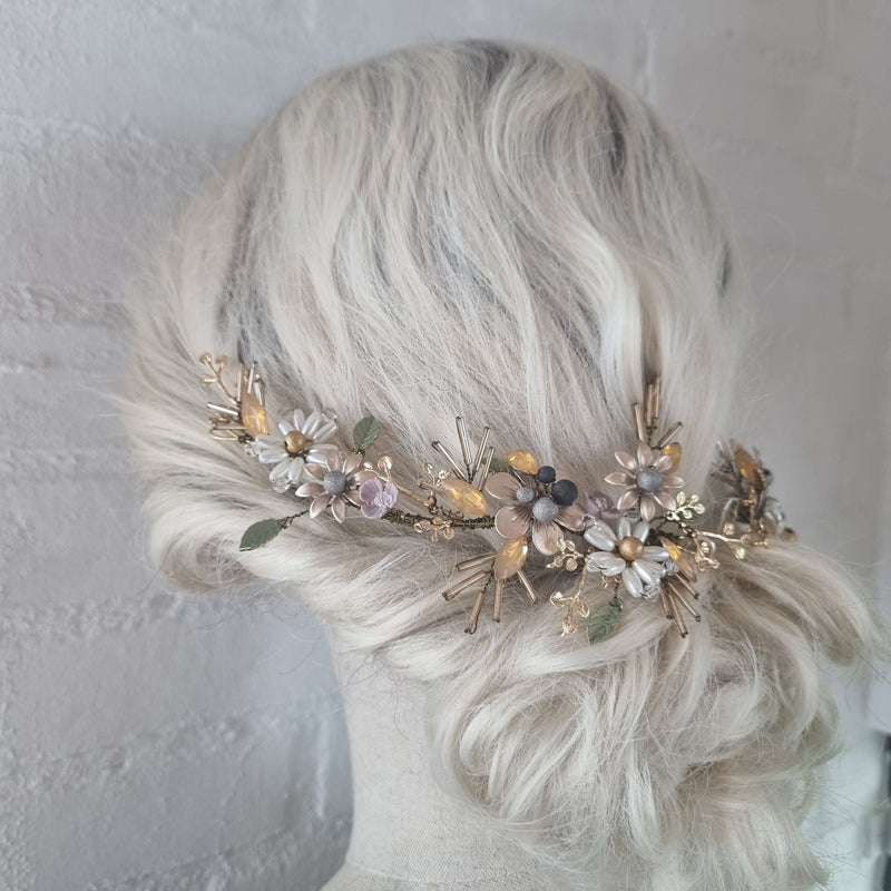 Super flot hårsmykke med de fineste fine detaljer - Hårpynt med blomster og perler til bryllup, konfirmation og fest