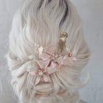 Det sødeste hårsmykke med lyserød blomst og rhinsten - Hårpynt med blomster og perler til bryllup, konfirmation og fest