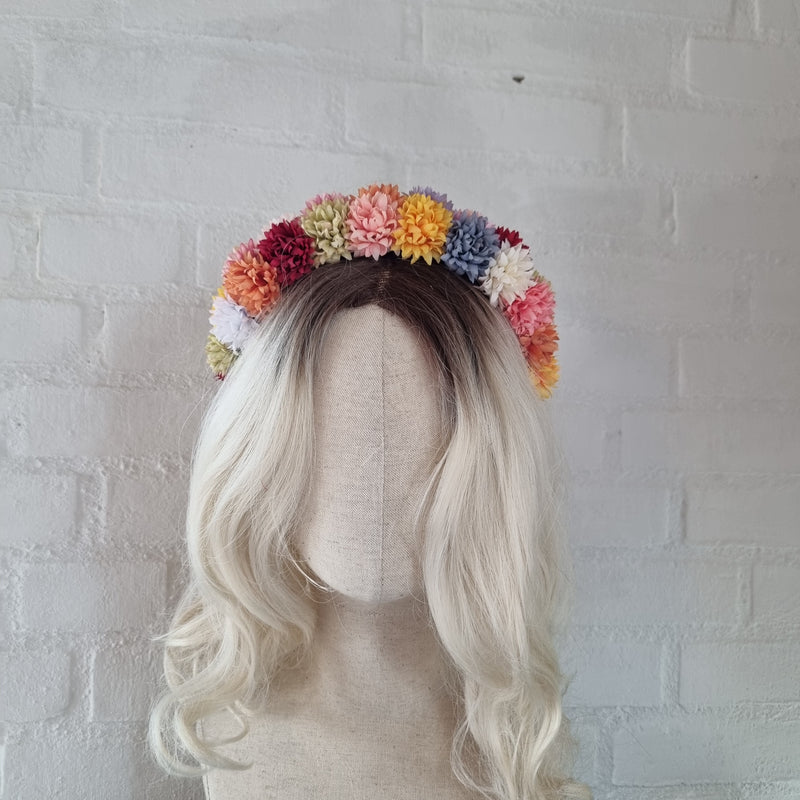 Sød blomsterkrone med 'tørrede' blomster - Hårpynt med blomster og perler til bryllup, konfirmation og fest