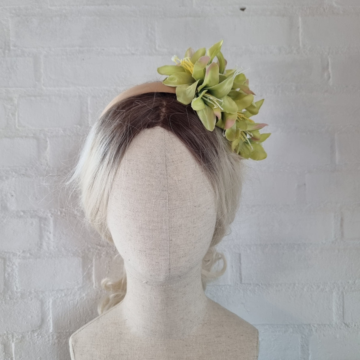 Grøn asymmetrisk hårbøjle - Hårpynt med blomster og perler til bryllup, konfirmation og fest
