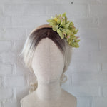 Grøn asymmetrisk hårbøjle - Hårpynt med blomster og perler til bryllup, konfirmation og fest