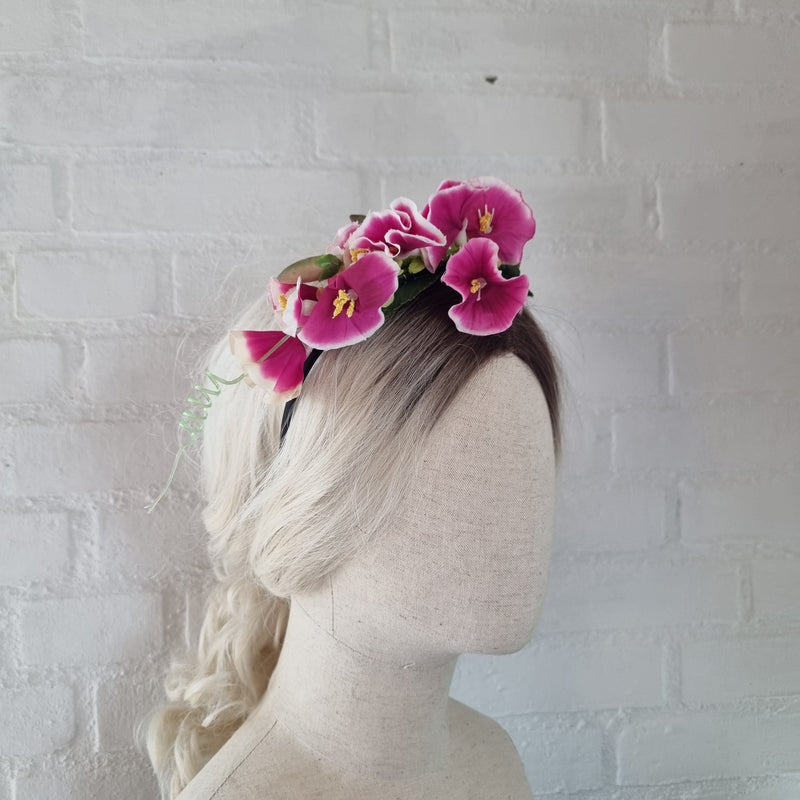 Sød hårbøjle med klatreblomst - Hårpynt med blomster og perler til bryllup, konfirmation og fest