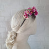 Sød hårbøjle med klatreblomst - Hårpynt med blomster og perler til bryllup, konfirmation og fest