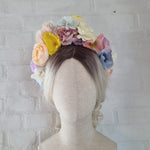Pastelfarvet blomsterkrone - Hårpynt med blomster og perler til bryllup, konfirmation og fest