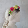 Fin lille blomsterkrone i de skønneste farver - Hårpynt med blomster og perler til bryllup, konfirmation og fest
