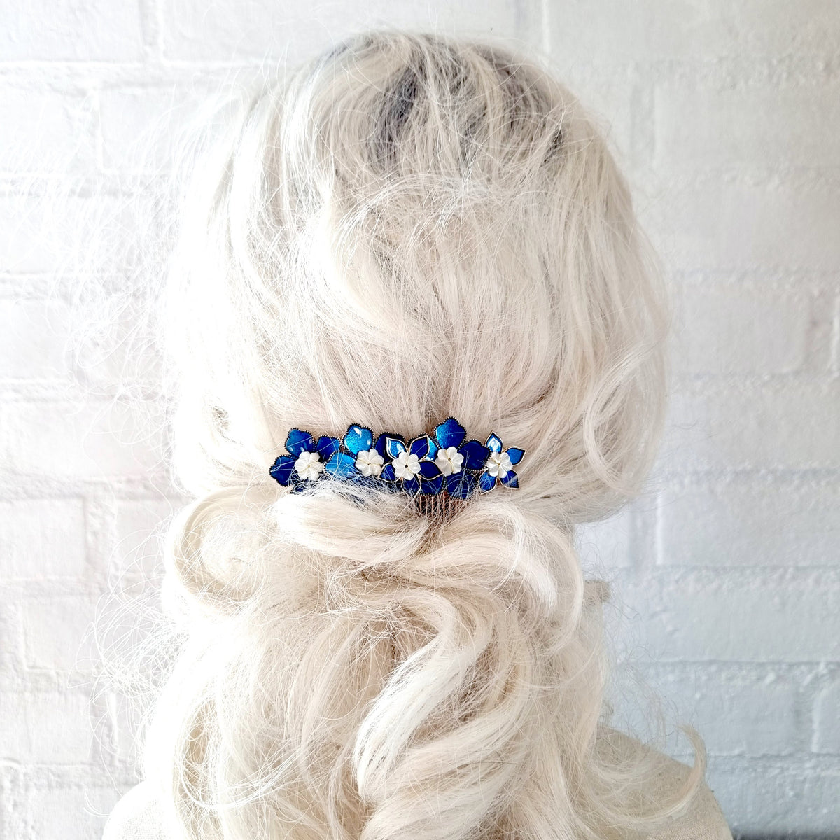 Hårkam med blå emaljeblomster - Hårpynt med blomster og perler til bryllup, konfirmation og fest