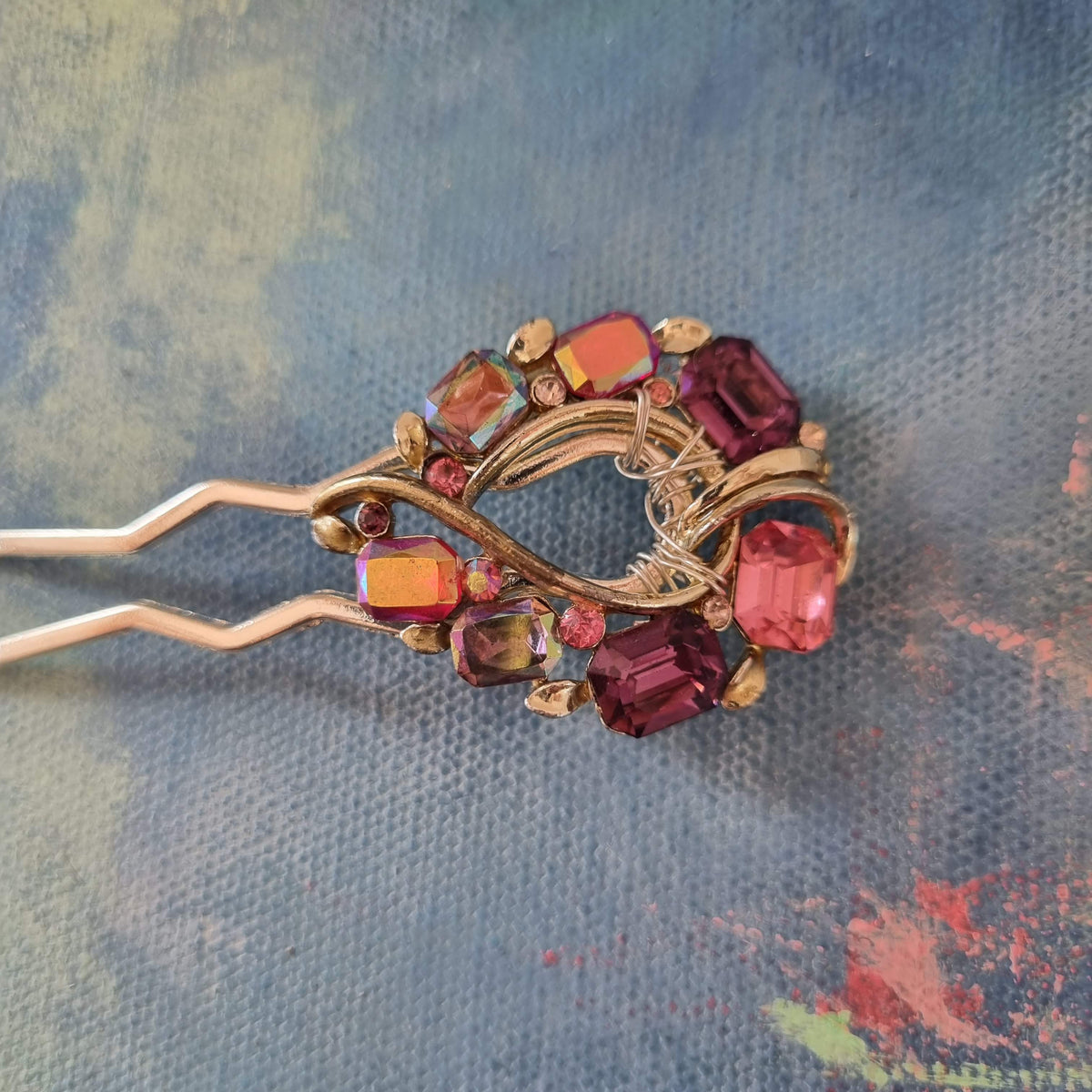 Skøn hårnål med vintage pynt - Hårpynt med blomster og perler til bryllup, konfirmation og fest