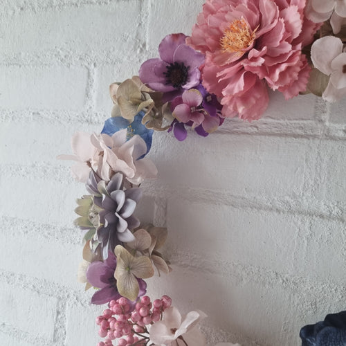 Stor smuk krans med stofblomster - Hårpynt med blomster og perler til bryllup, konfirmation og fest