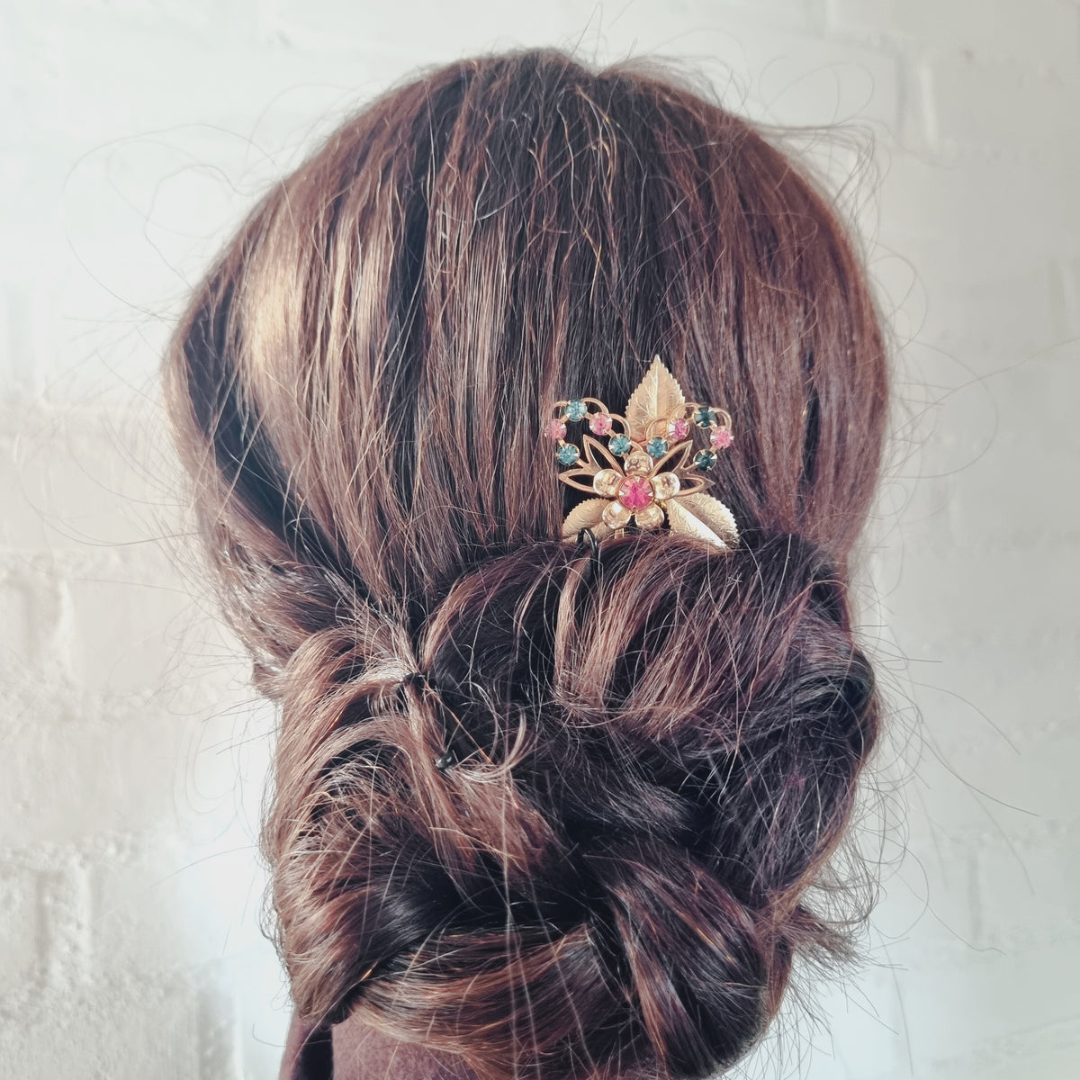 Unika hårsmykke med vintage pynt - Hårpynt med blomster og perler til bryllup, konfirmation og fest