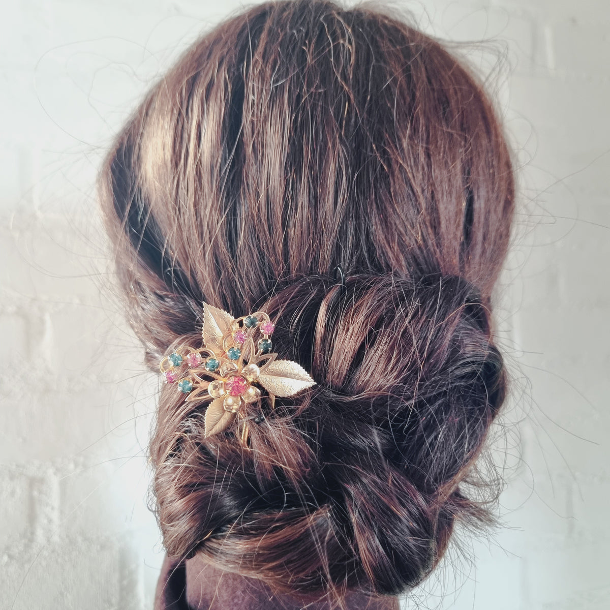 Unika hårsmykke med vintage pynt - Hårpynt med blomster og perler til bryllup, konfirmation og fest