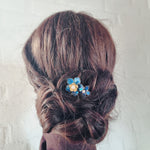 Fin lille kam med blå emaljeblomster - Hårpynt med blomster og perler til bryllup, konfirmation og fest