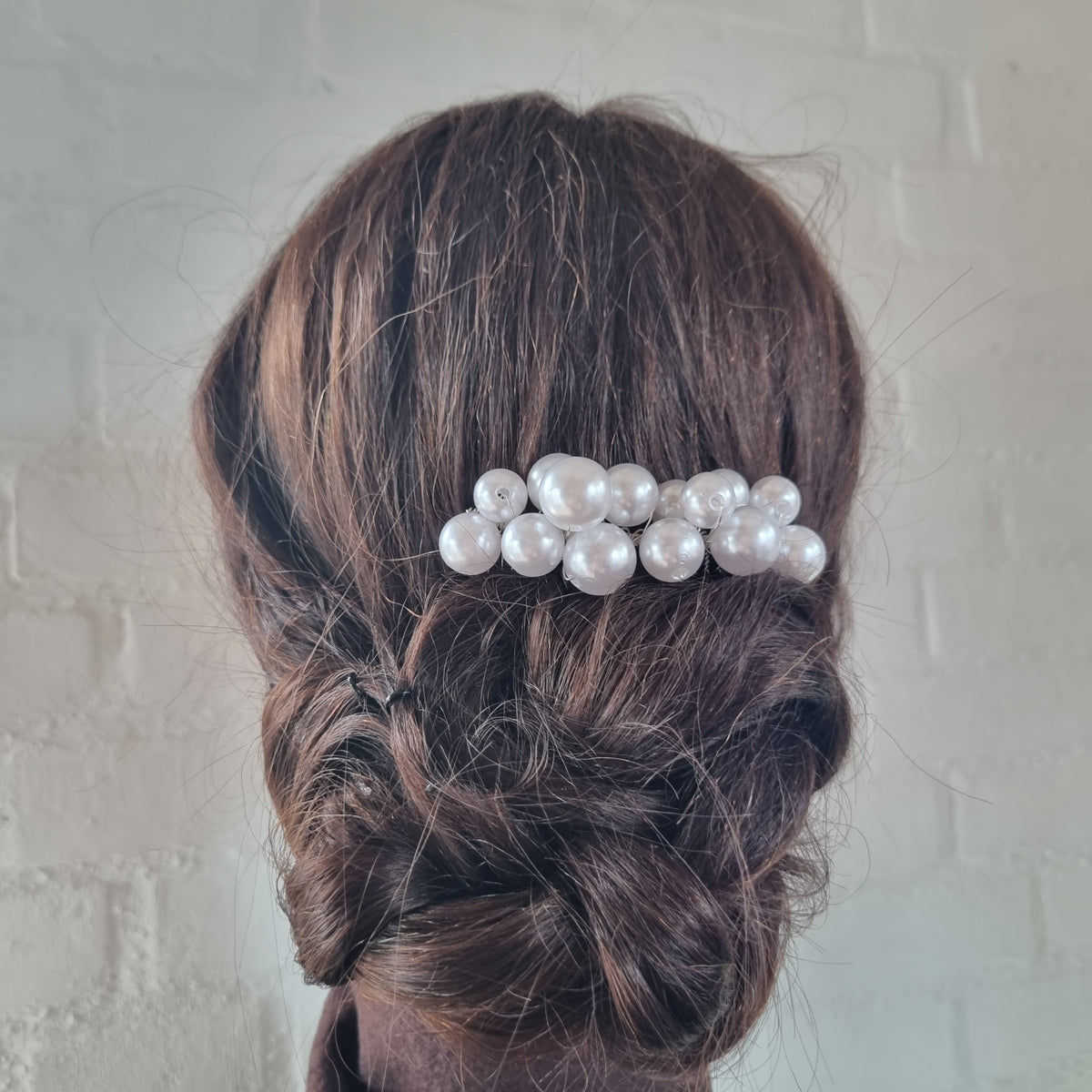 Hårkam med hvide perler - Hårpynt med blomster og perler til bryllup, konfirmation og fest