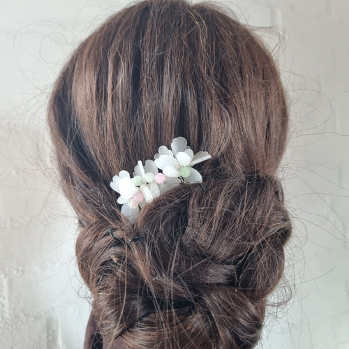Håndlavet kam i hvid og pastel - Hårpynt med blomster og perler til bryllup, konfirmation og fest