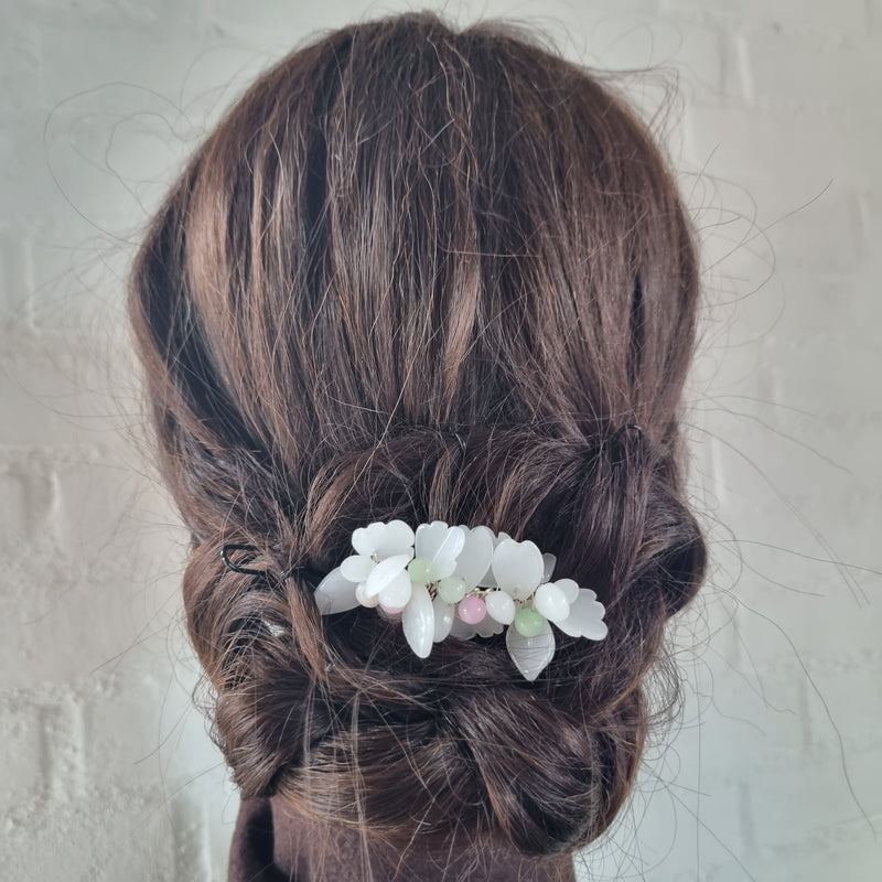 Håndlavet kam i hvid og pastel - Hårpynt med blomster og perler til bryllup, konfirmation og fest