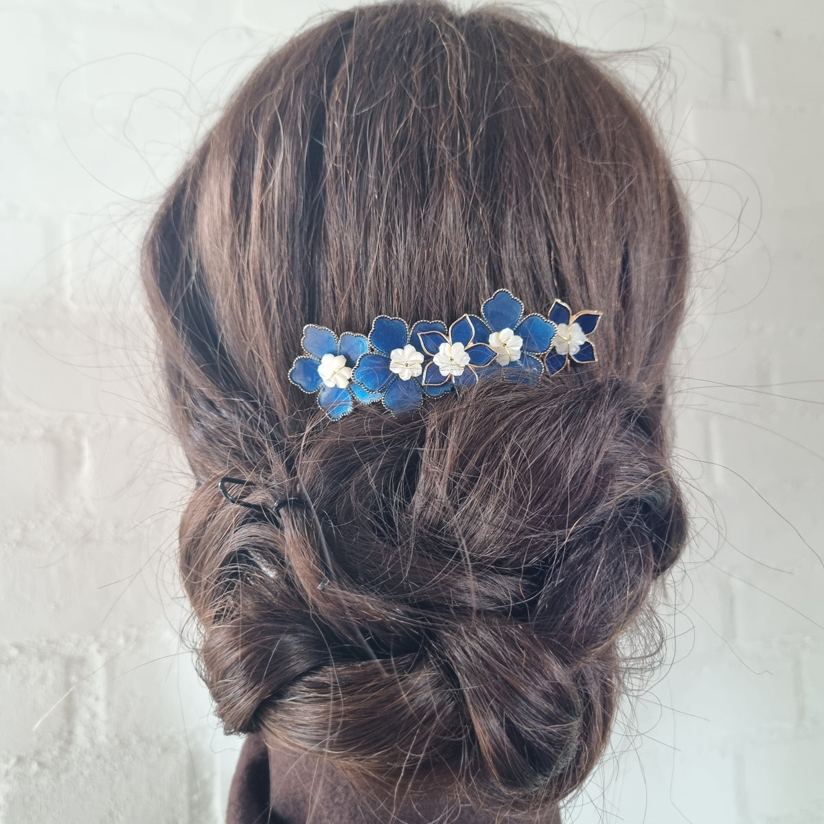 Hårkam med blå emaljeblomster - Hårpynt med blomster og perler til bryllup, konfirmation og fest