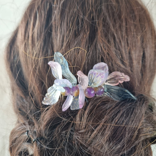Unika hårkam med lilla perler - Hårpynt med blomster og perler til bryllup, konfirmation og fest