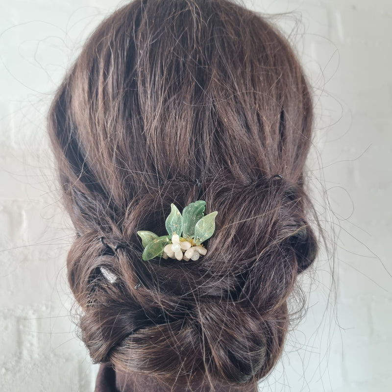 Lille unika kam med grønne blade - Hårpynt med blomster og perler til bryllup, konfirmation og fest