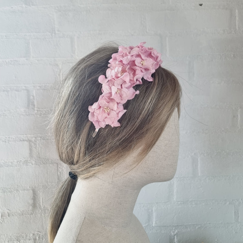 Verdens mest klædelige hårbøjle - Hårpynt med blomster og perler til bryllup, konfirmation og fest