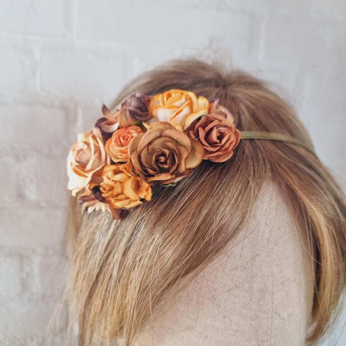 Sød hårbøjle i efterårsfarver - Hårpynt med blomster og perler til bryllup, konfirmation og fest