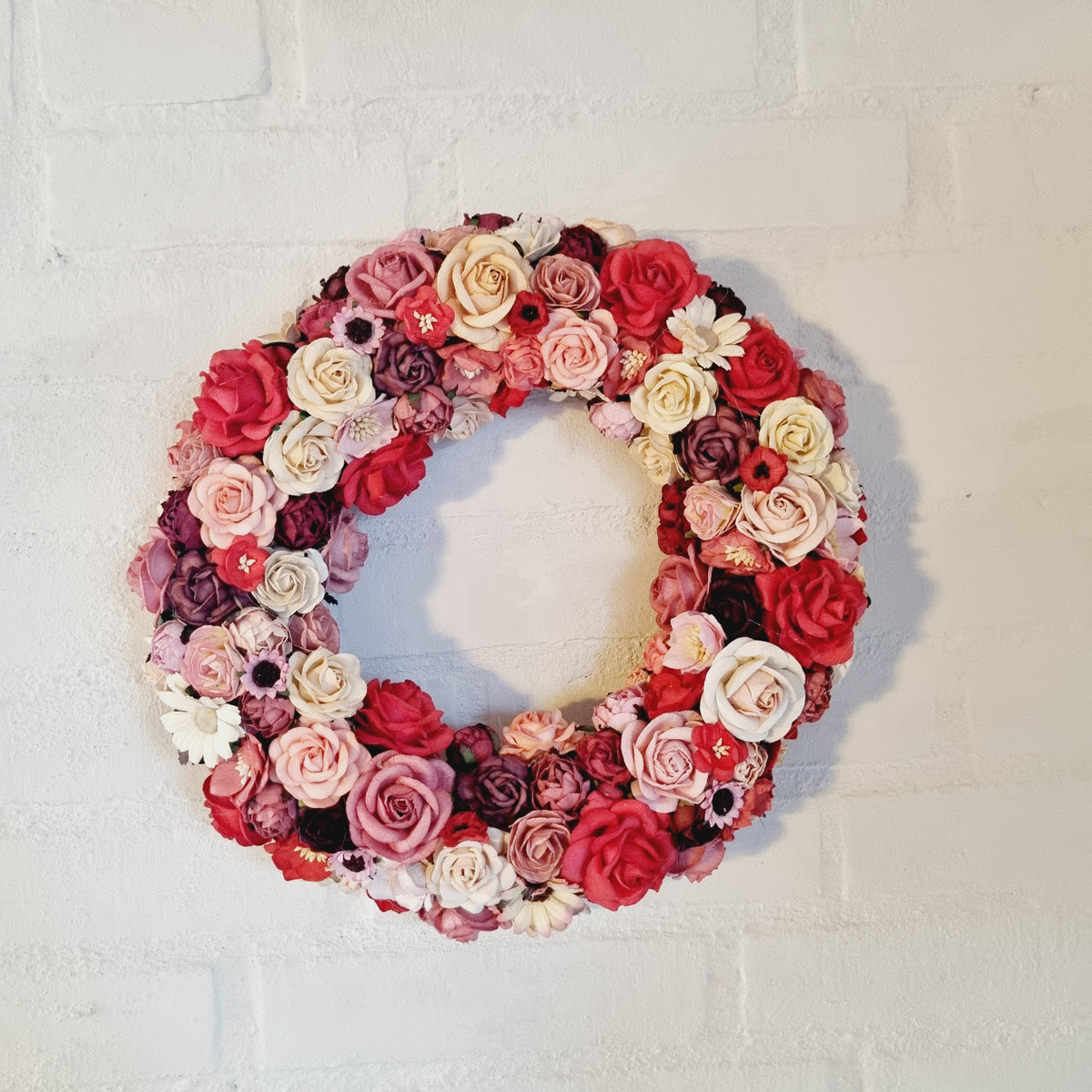 Krans i rød og lyserød - Hårpynt med blomster og perler til bryllup, konfirmation og fest