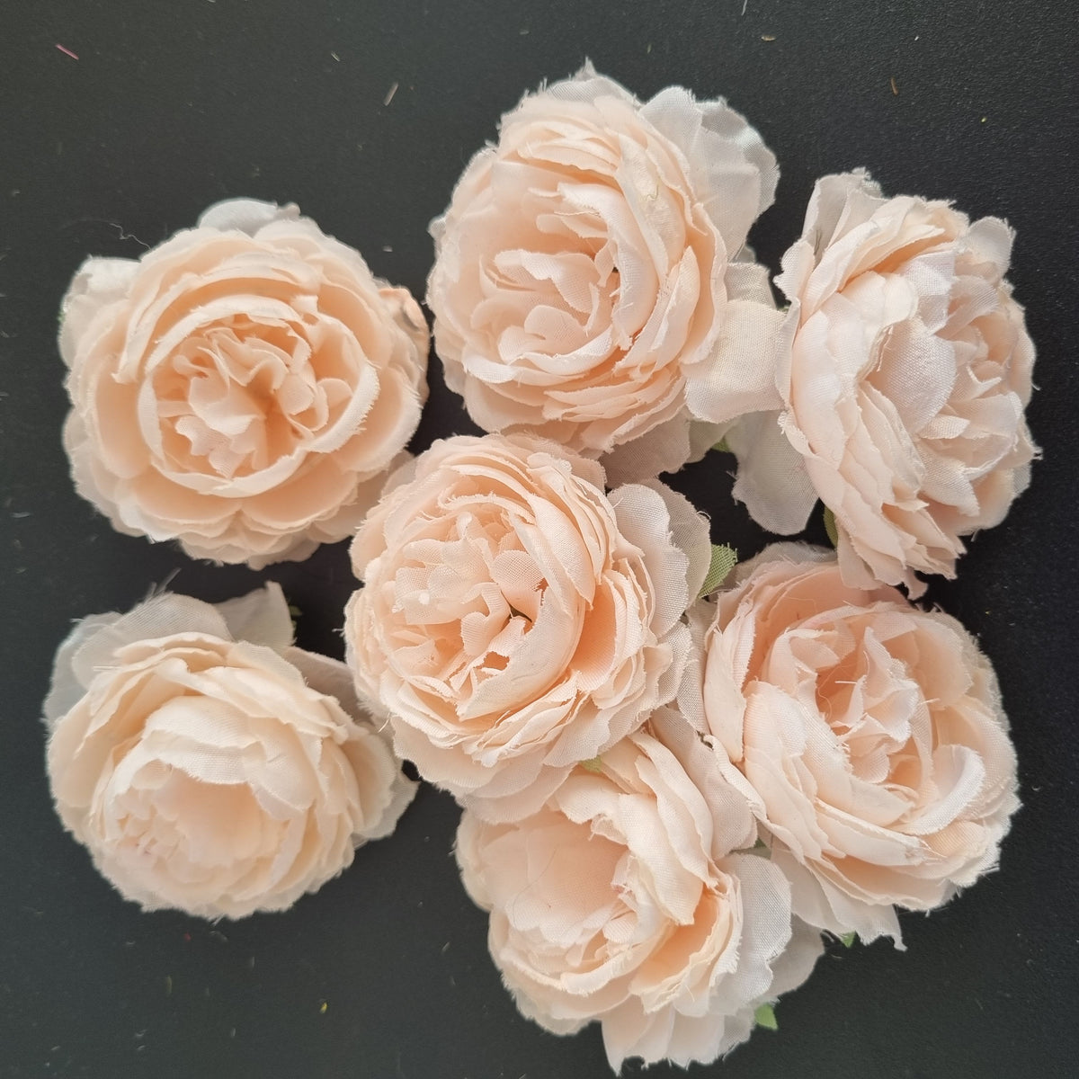 7 små pæoner i cremehvid - Hårpynt med blomster og perler til bryllup, konfirmation og fest
