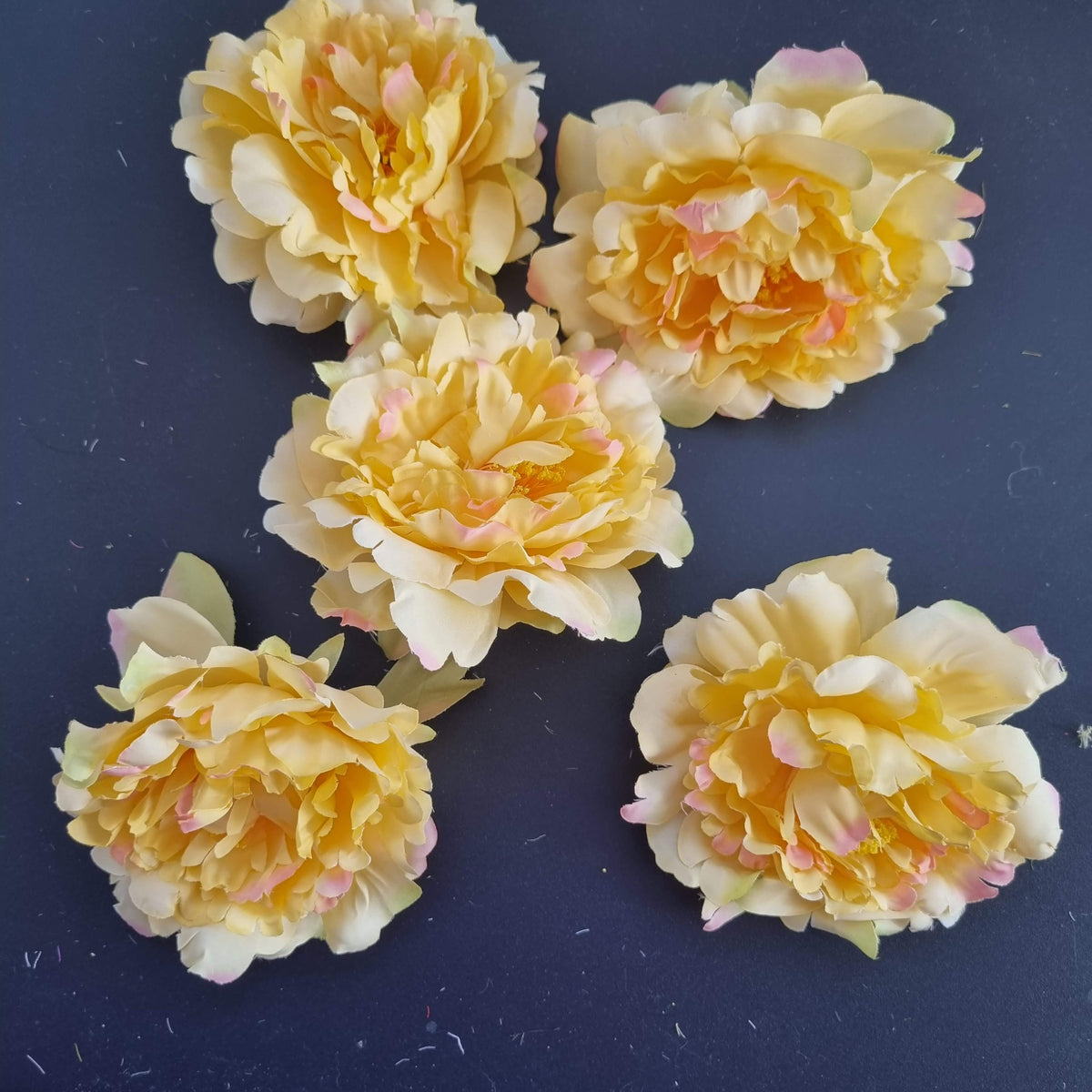 5 gule pæoner - Hårpynt med blomster og perler til bryllup, konfirmation og fest