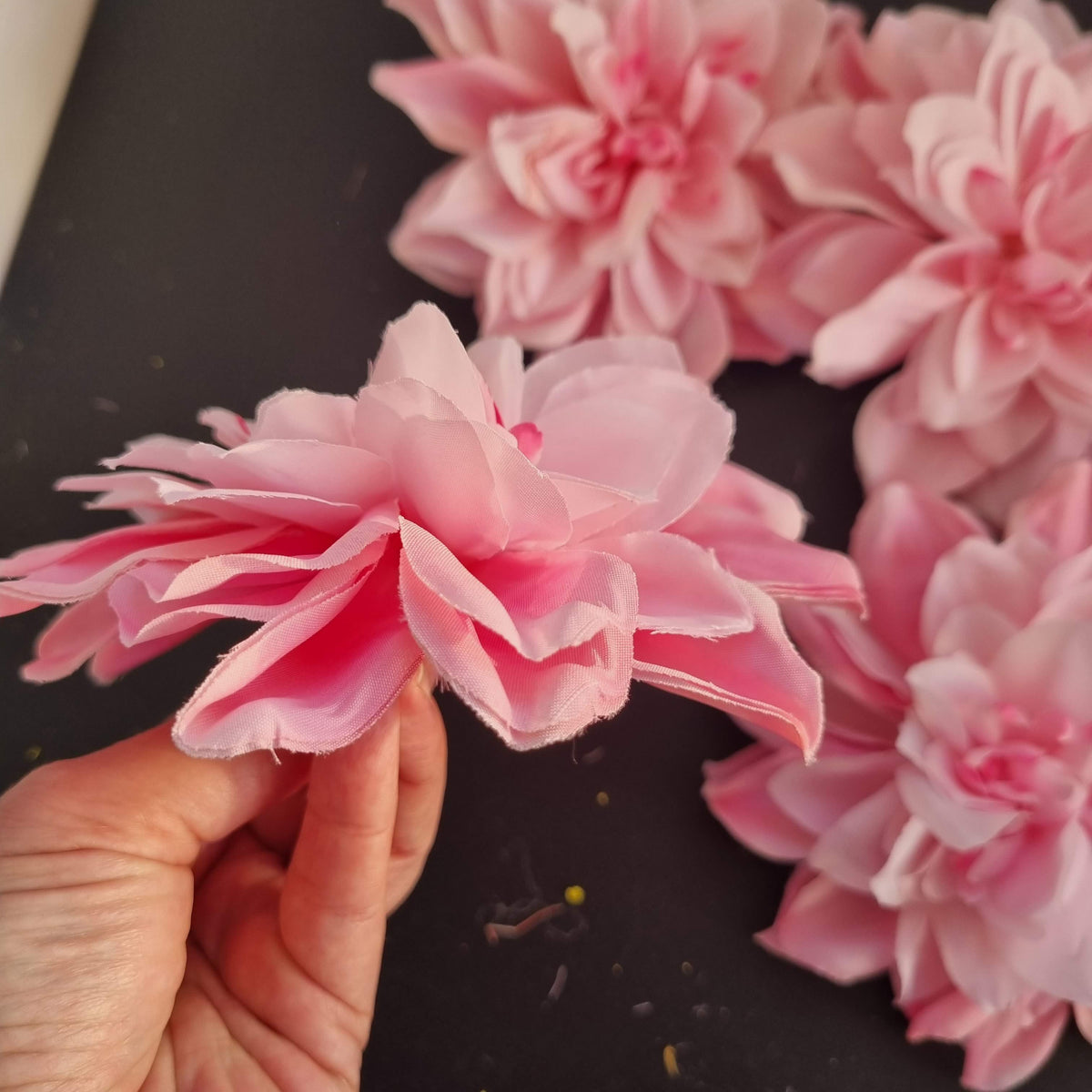 6 store dahlia - Hårpynt med blomster og perler til bryllup, konfirmation og fest