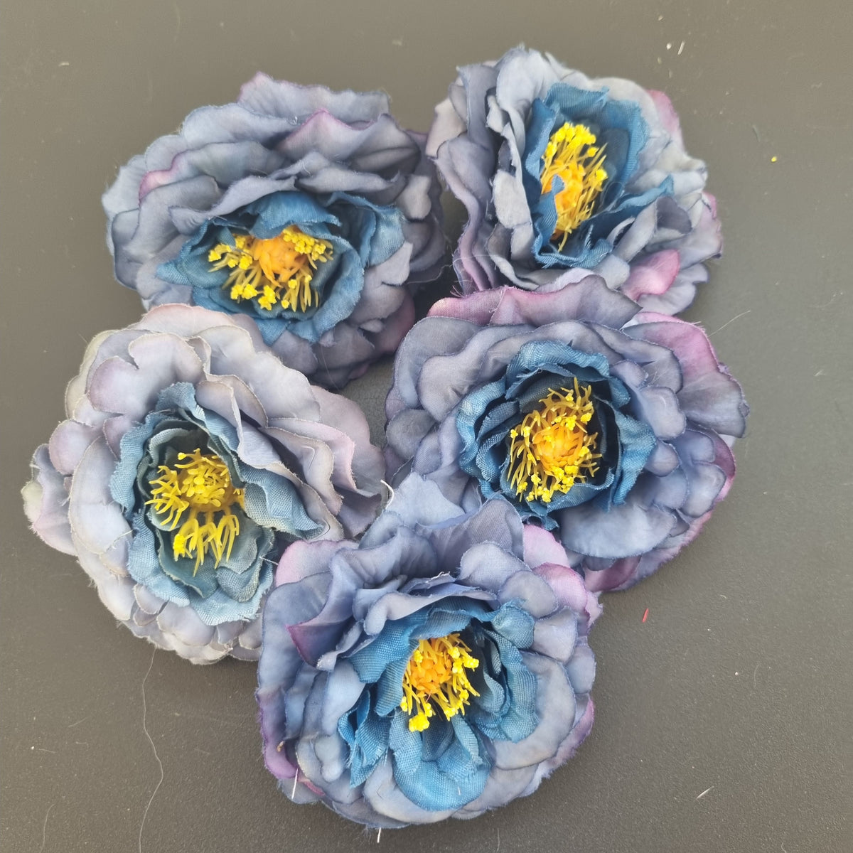 5 blå pæoner - Hårpynt med blomster og perler til bryllup, konfirmation og fest