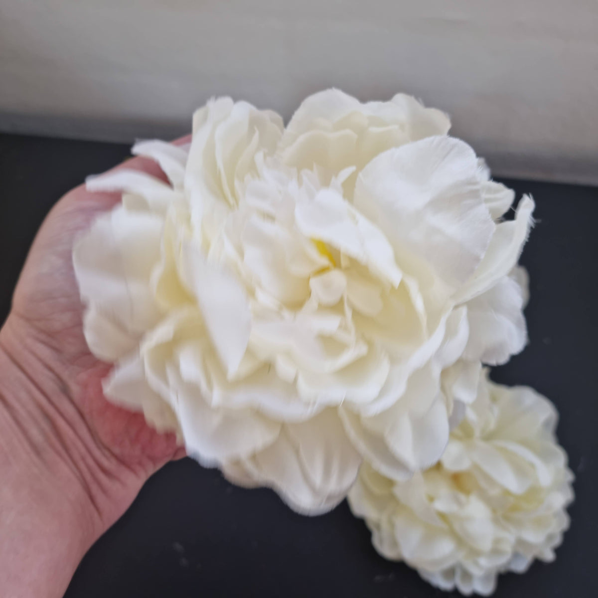4 store pæoner - hvid - Hårpynt med blomster og perler til bryllup, konfirmation og fest