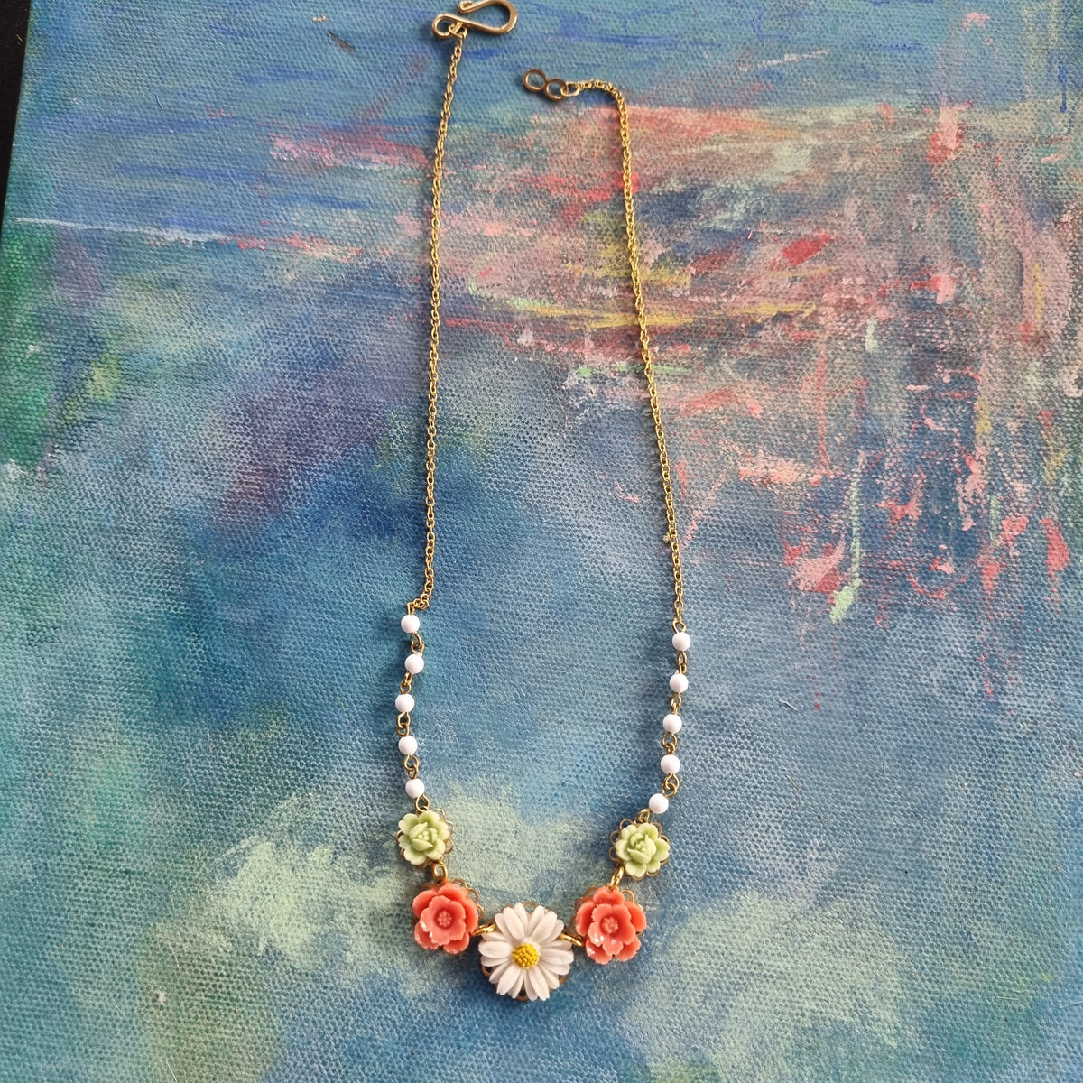 Lille halskæde #12 - Hårpynt med blomster og perler til bryllup, konfirmation og fest
