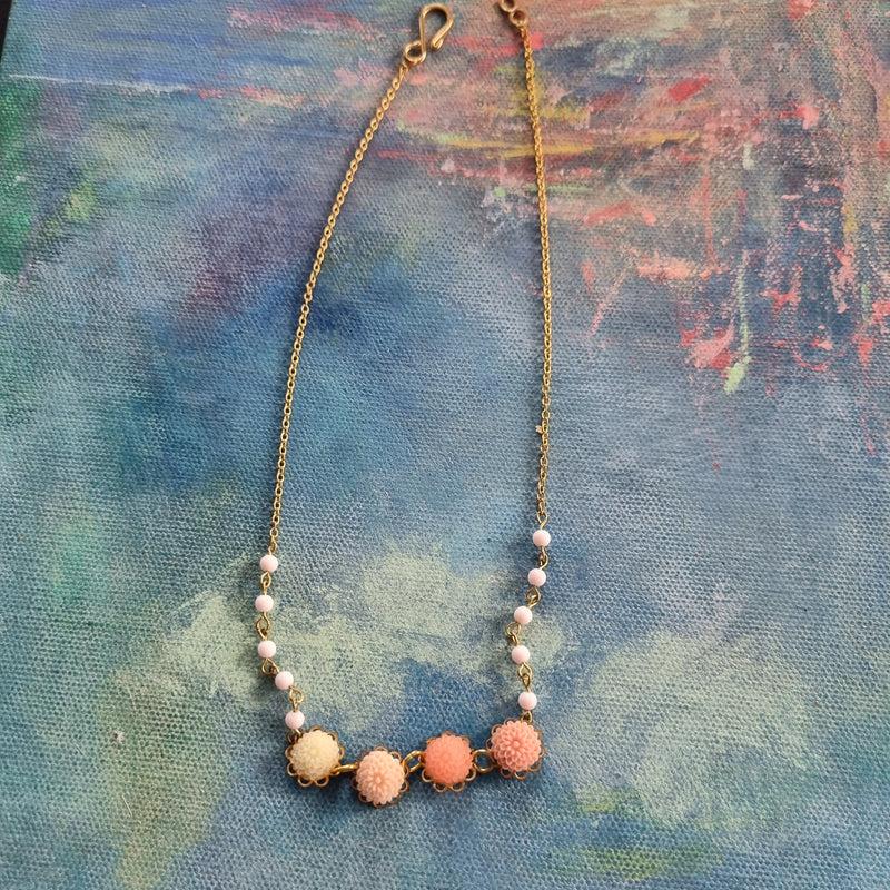 Lille halskæde #11 - Hårpynt med blomster og perler til bryllup, konfirmation og fest