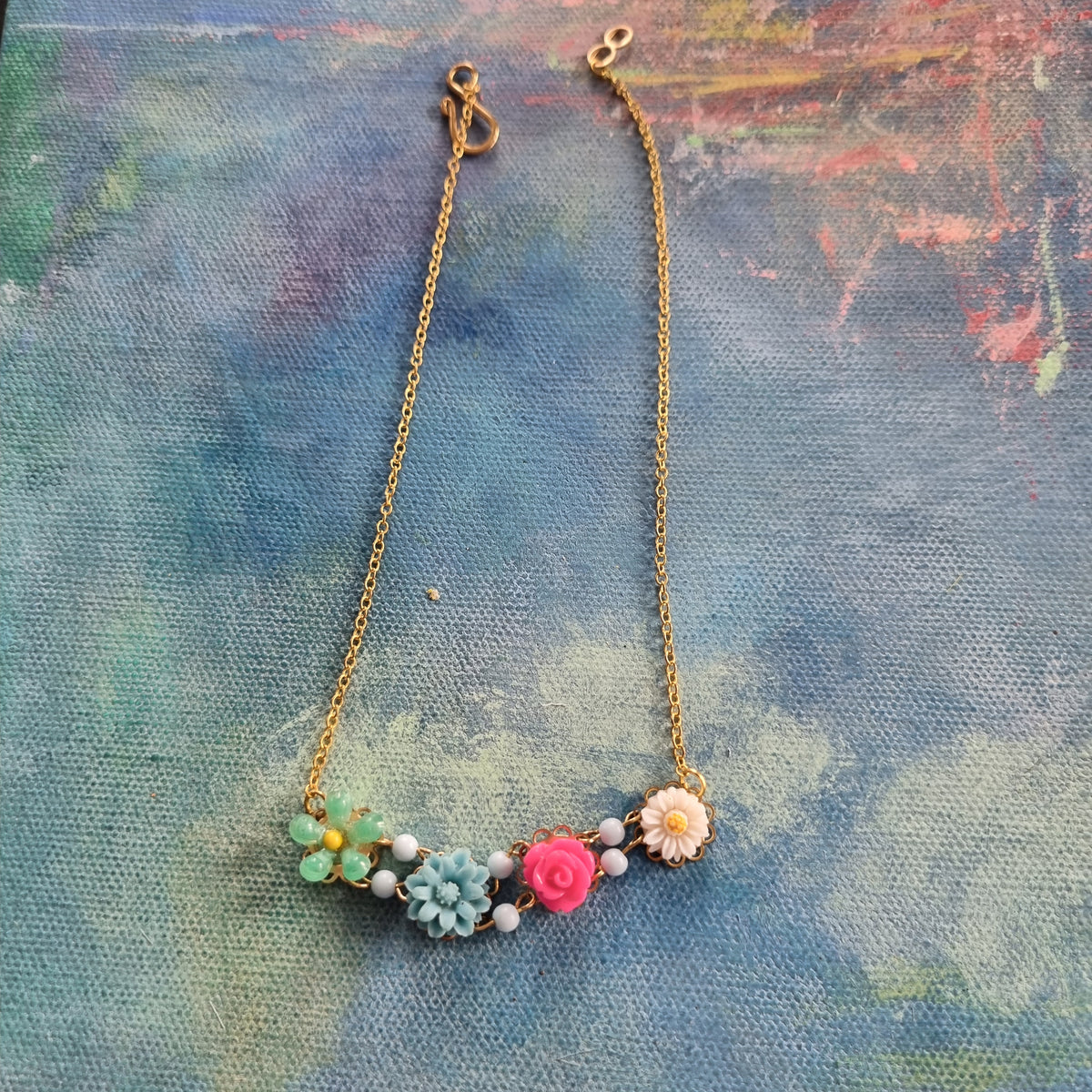 Lille halskæde #8 - Hårpynt med blomster og perler til bryllup, konfirmation og fest