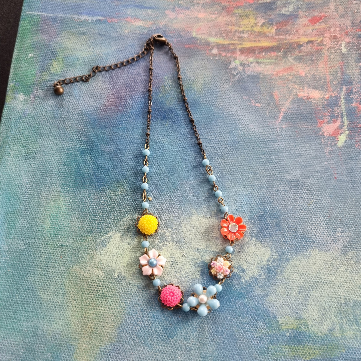 Lille halskæde #13 - Hårpynt med blomster og perler til bryllup, konfirmation og fest
